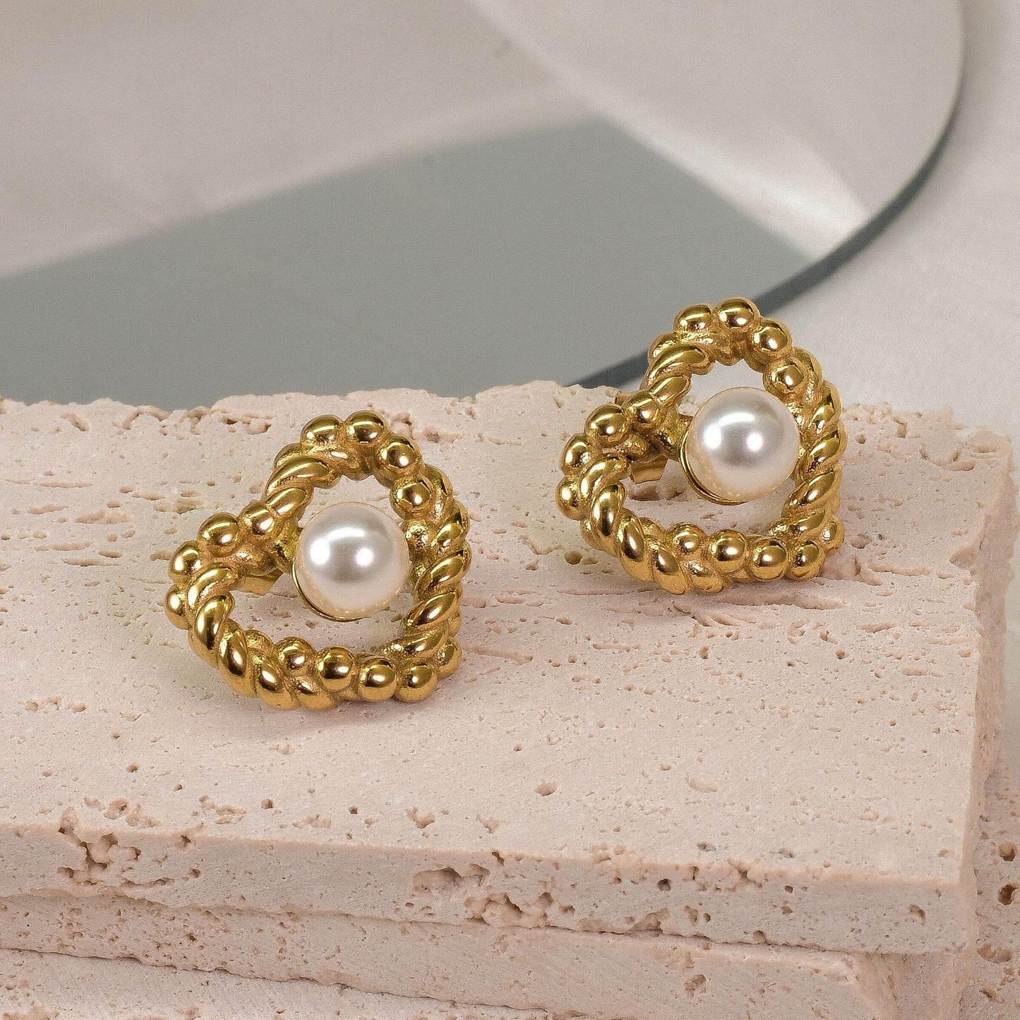 18K Retro Twist Pearl Heart Studs