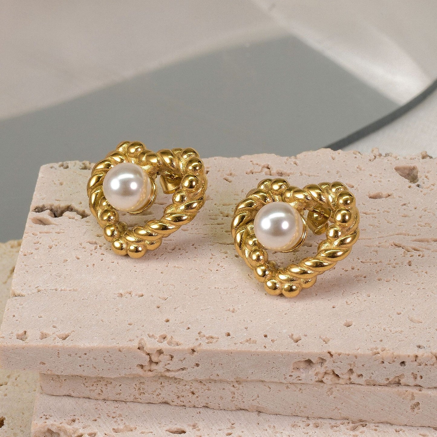 18K Retro Twist Pearl Heart Studs