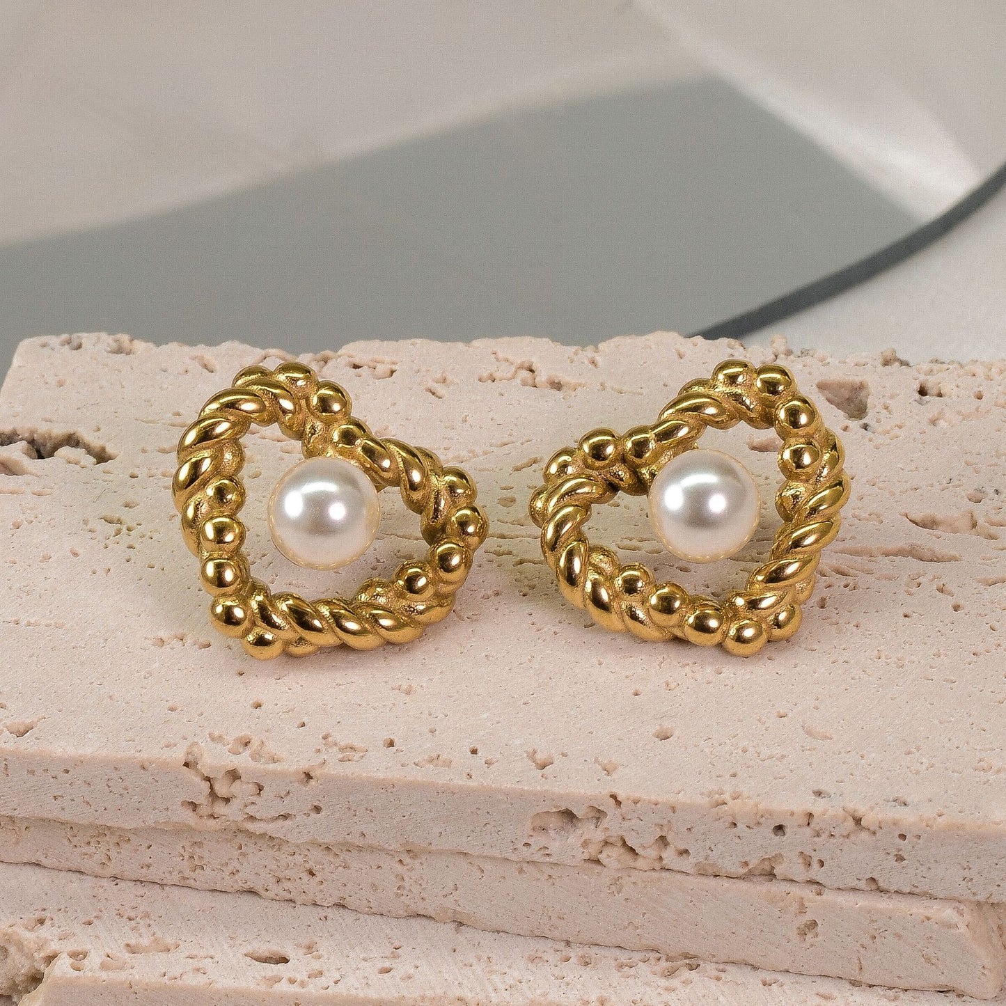 18K Retro Twist Pearl Heart Studs